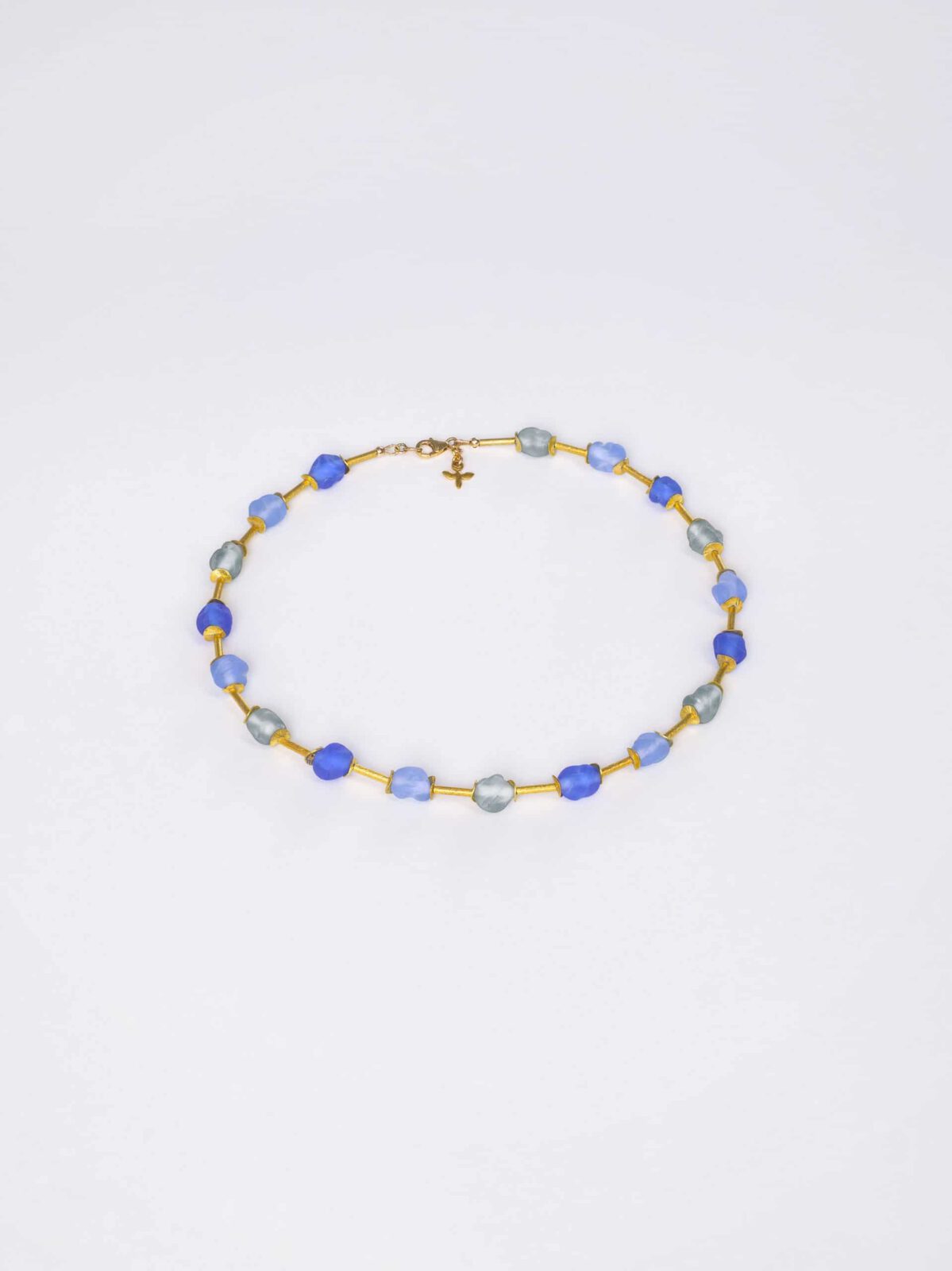 SAROCCA Glas Schmuck individuell nachhaltig Halskette blau grau vergoldetes Silber
