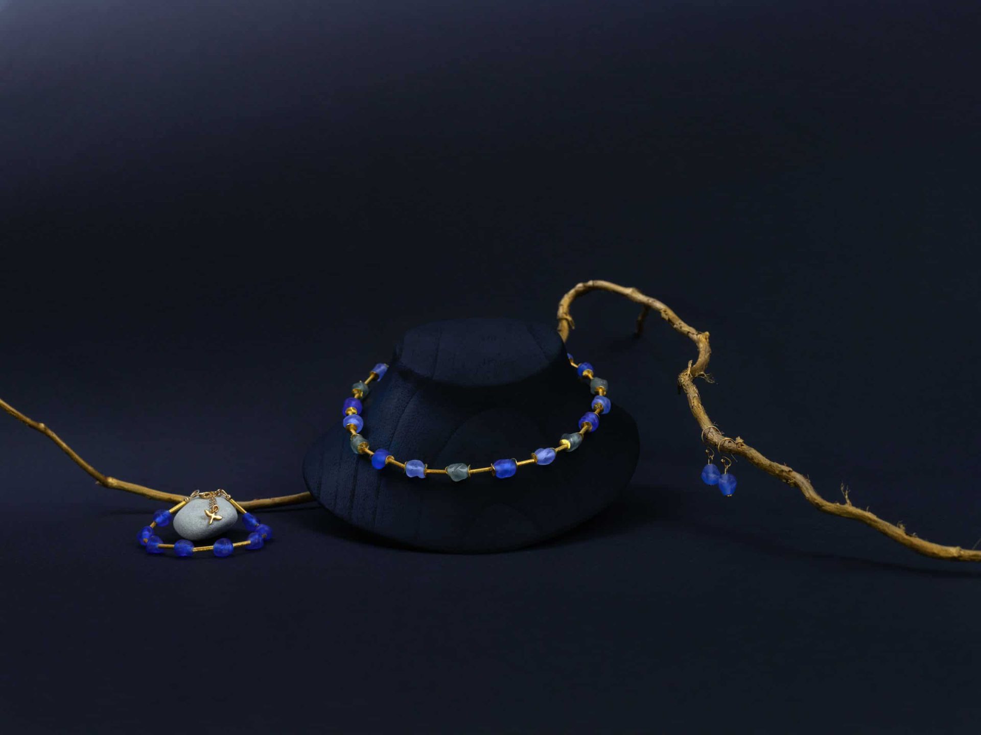 SAROCCA Glas Schmuck individuell nachhaltig Set Ohrringe Armband Halskette blau grau vergoldetes Silber