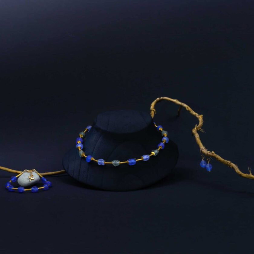 SAROCCA Glas Schmuck individuell nachhaltig Set Ohrringe Armband Halskette blau grau vergoldetes Silber