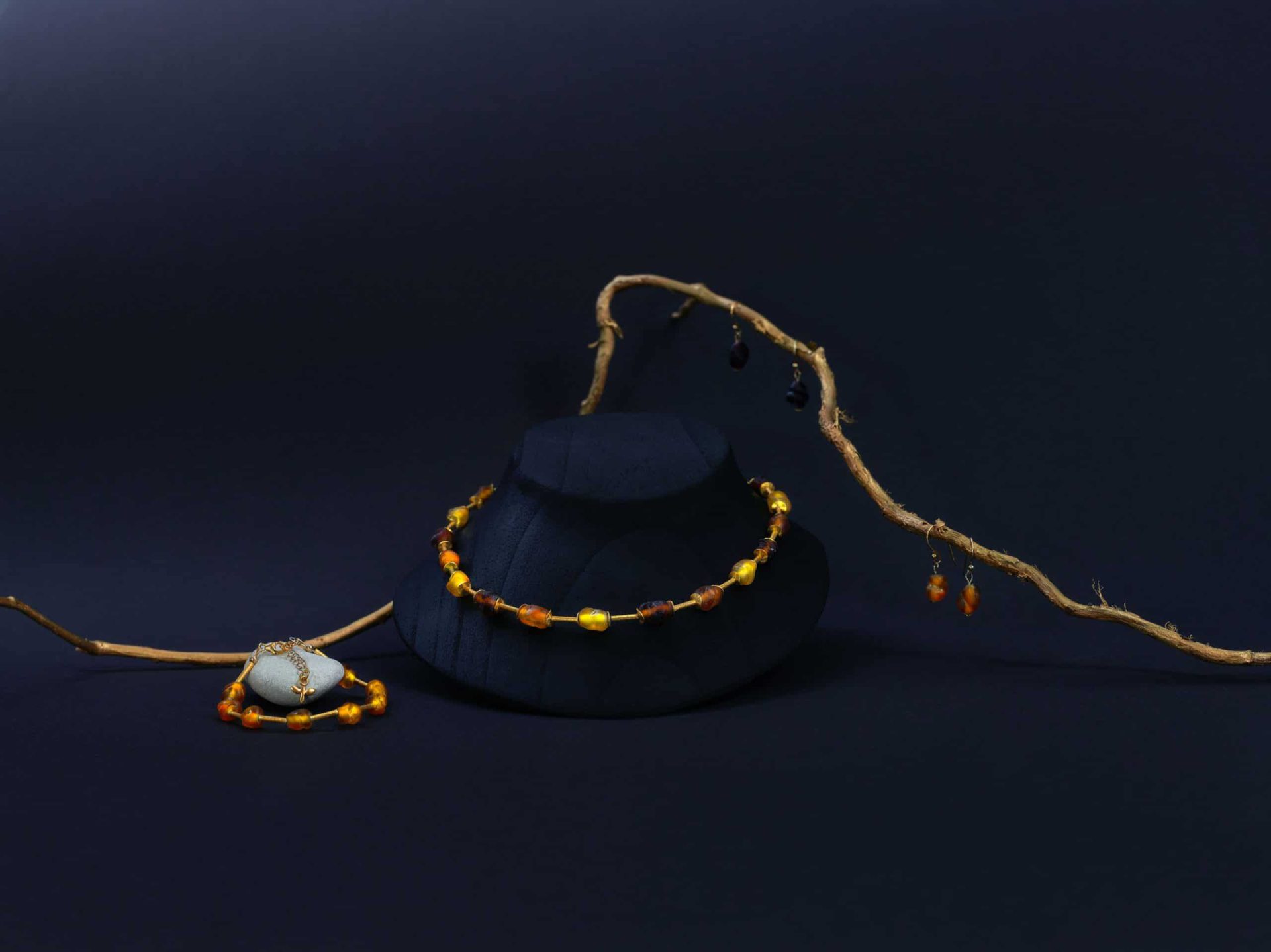 SAROCCA Glas Schmuck individuell nachhaltig Set Halskette Armband Ohrringe orange gelb braun vergoldetes Silber