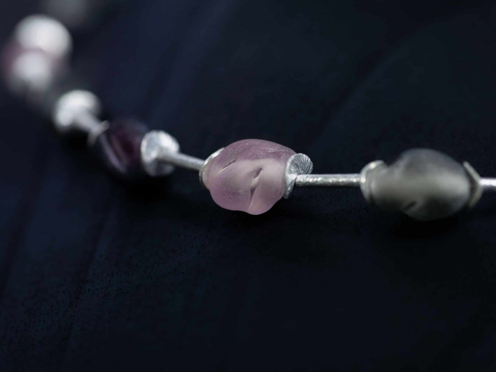 SAROCCA Glas Schmuck individuell nachhaltig Halskette rosa lila grau Silber
