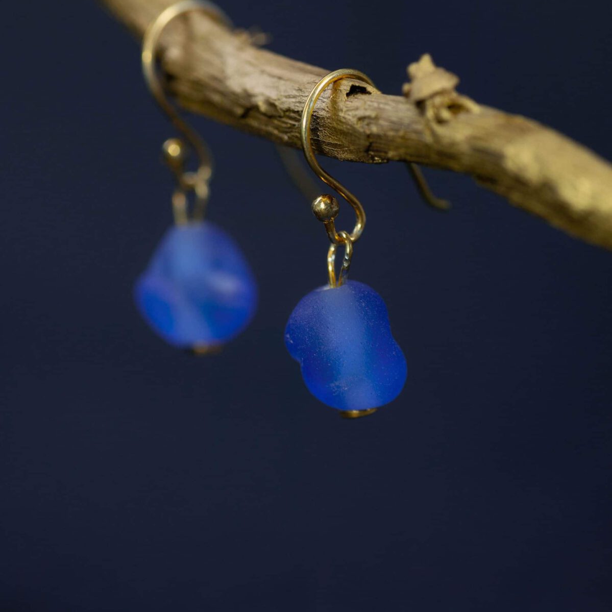 SAROCCA Glas Schmuck individuell nachhaltig Ohrringe blau vergoldetes Silber