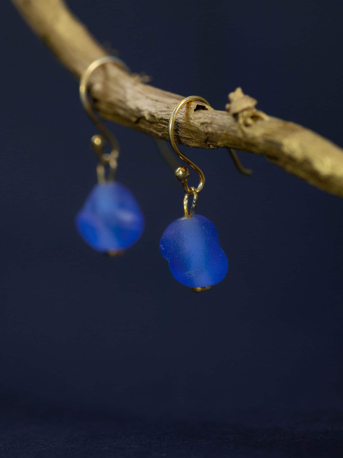 SAROCCA Glas Schmuck individuell nachhaltig Ohrringe blau vergoldetes Silber