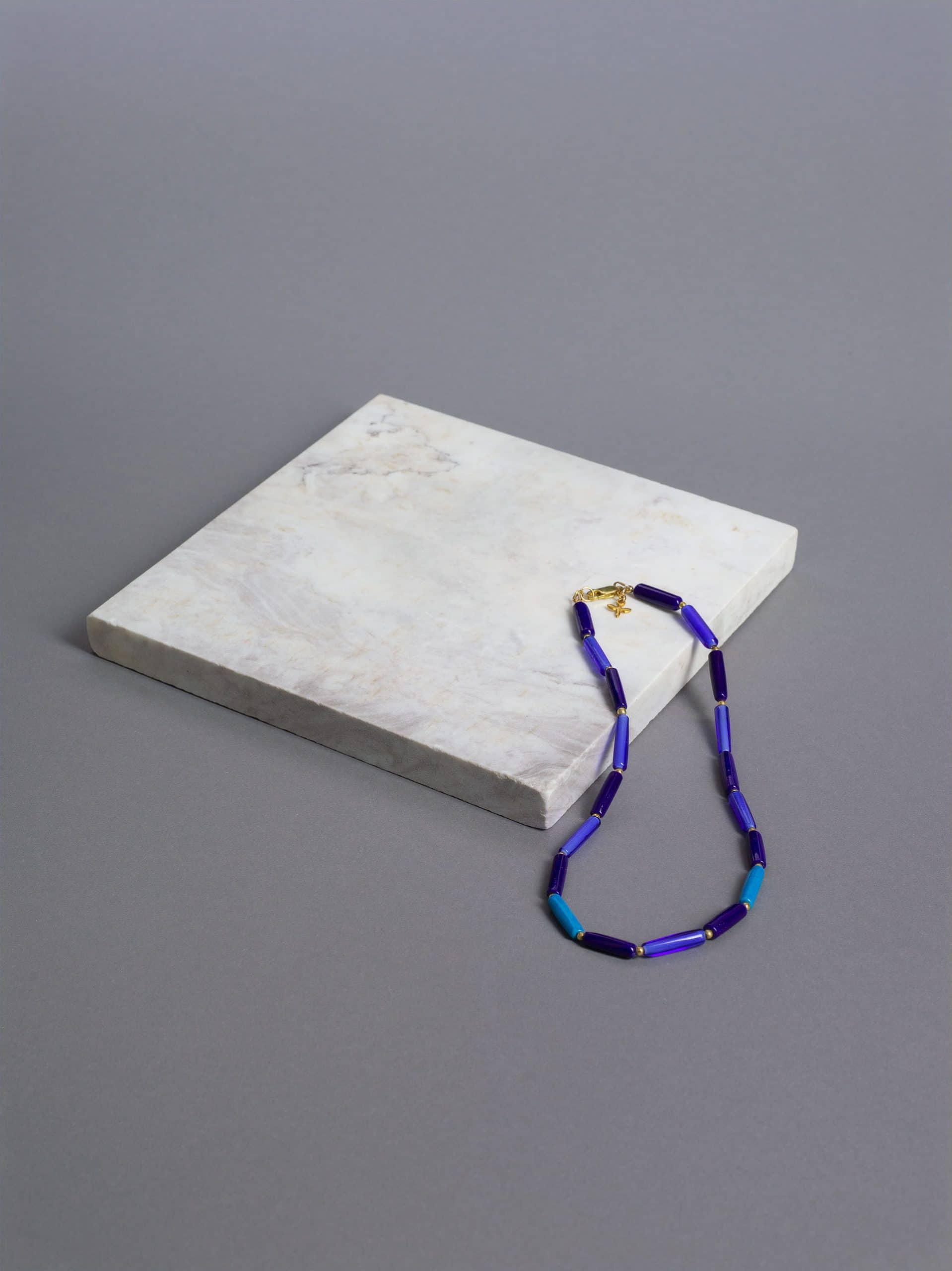 SAROCCA Glas Schmuck individuell nachhaltig Halskette blau vergoldetes Silber