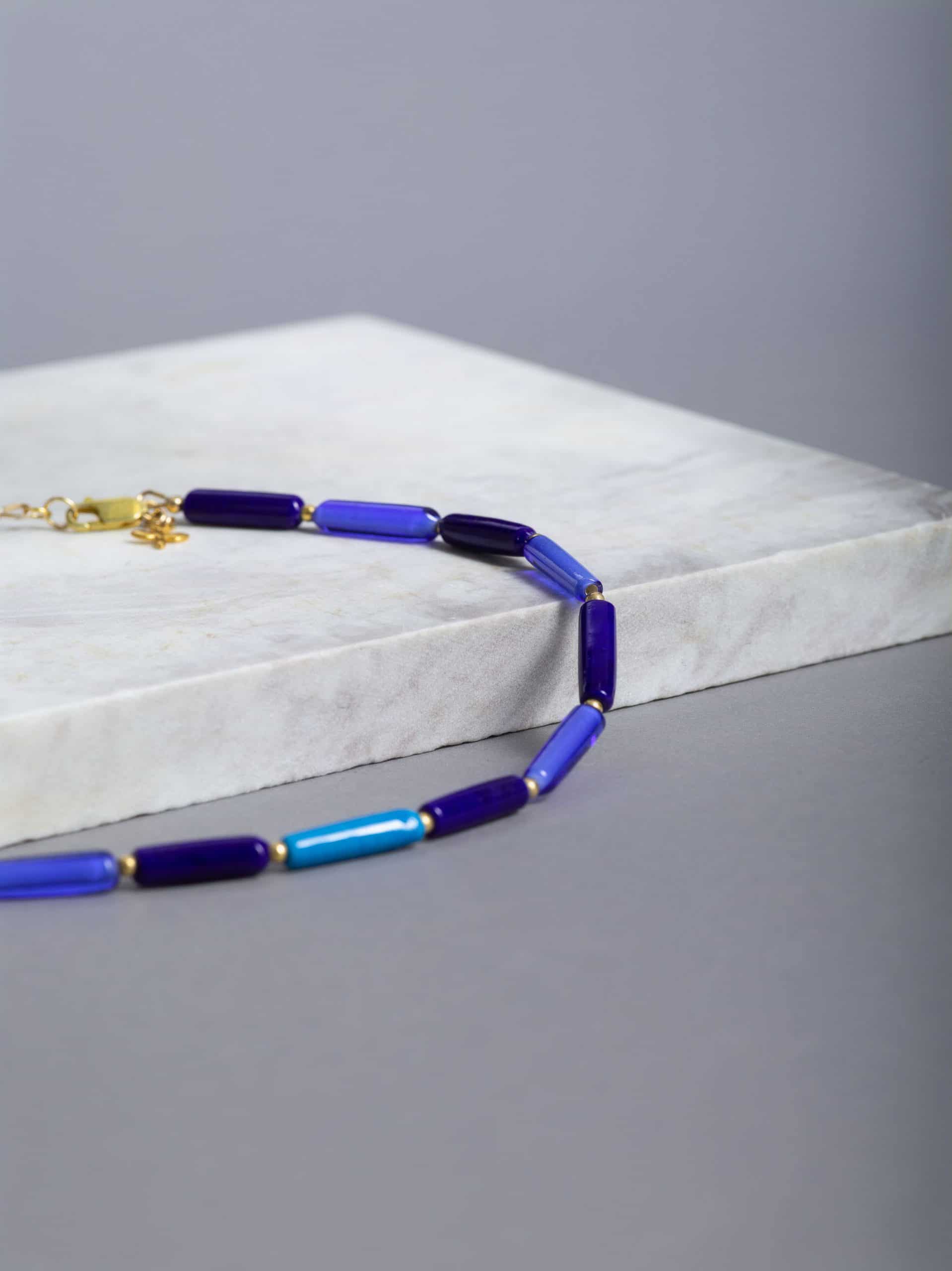 SAROCCA Glas Schmuck individuell nachhaltig Halskette blau vergoldetes Silber