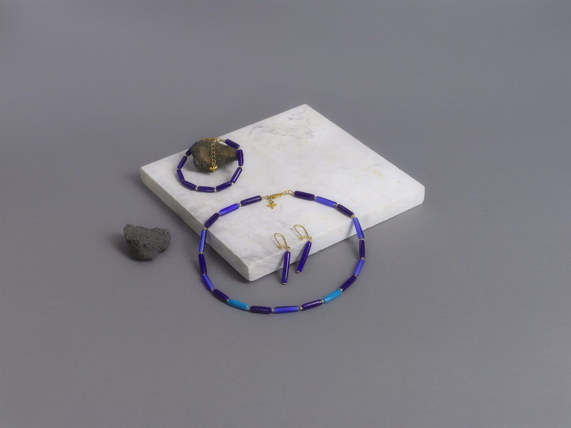 SAROCCA Glas Schmuck individuell nachhaltig Set Halskette Armband Ohrringe blau vergoldetes Silber