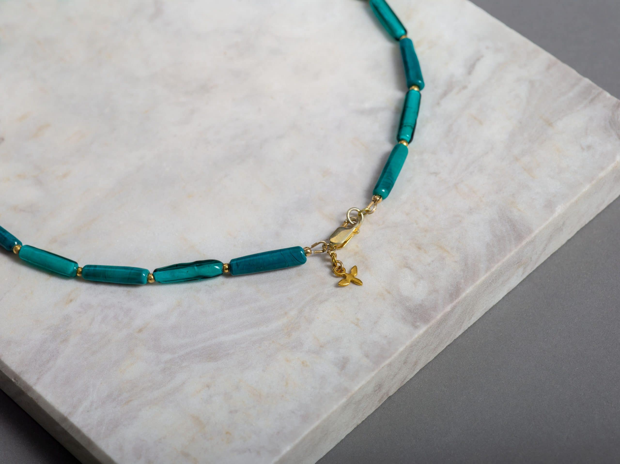 SAROCCA Glas Schmuck individuell nachhaltig Halskette grün vergoldetes Silber