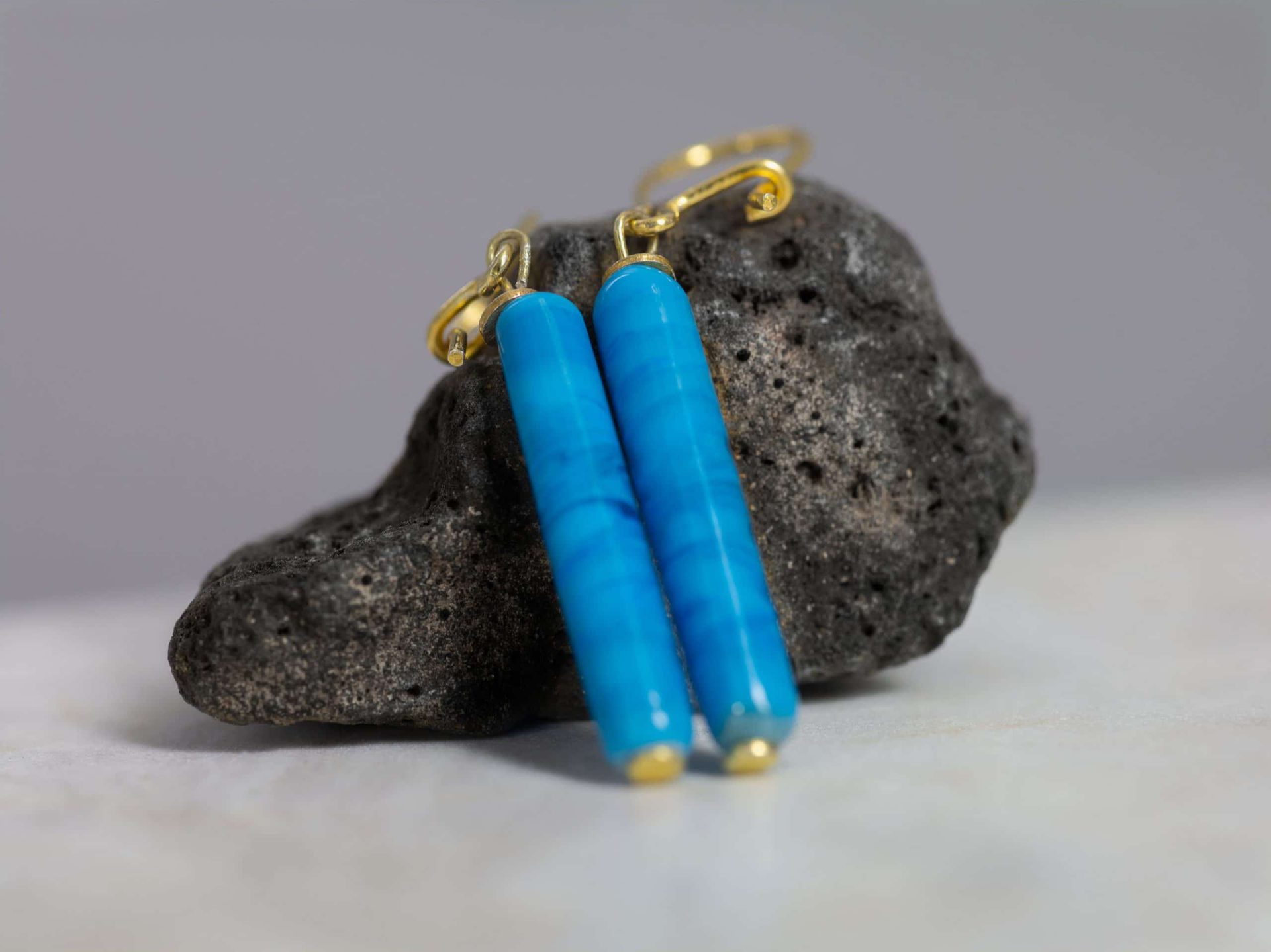 SAROCCA Glas Schmuck individuell nachhaltig Ohrringe blau vergoldetes Silber