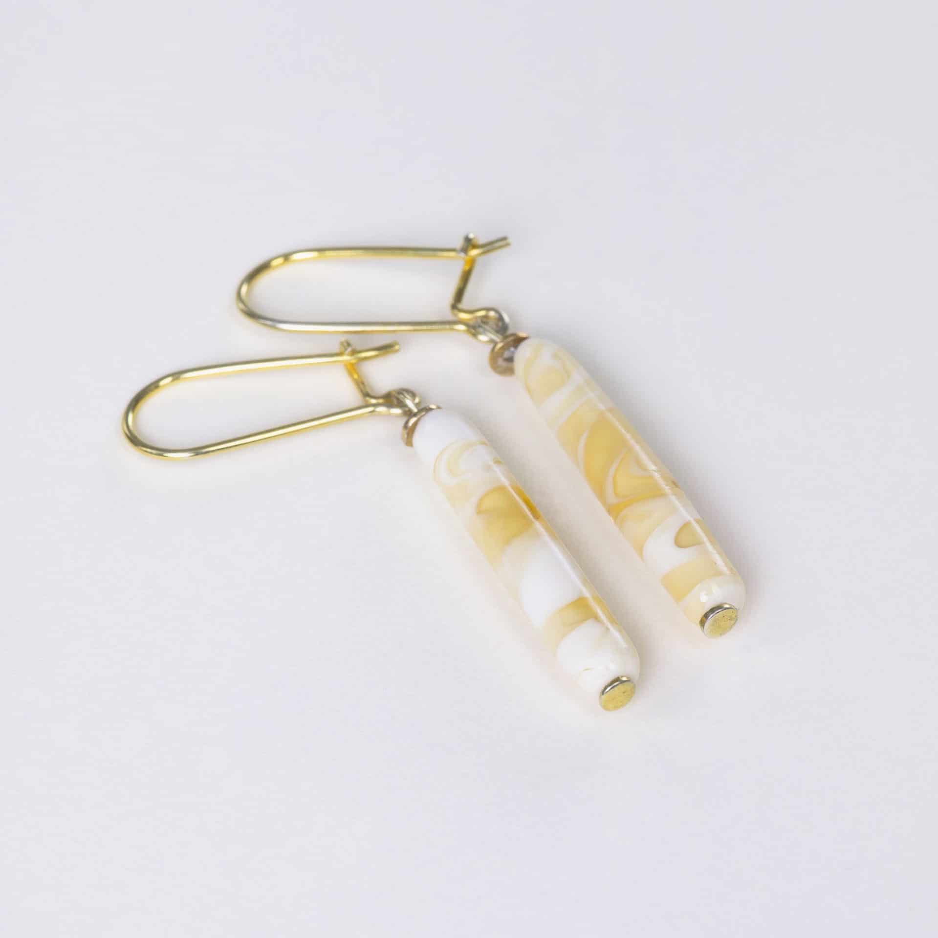 SAROCCA Glas Schmuck individuell nachhaltig Ohrringe beige gelb vergoldetes Silber