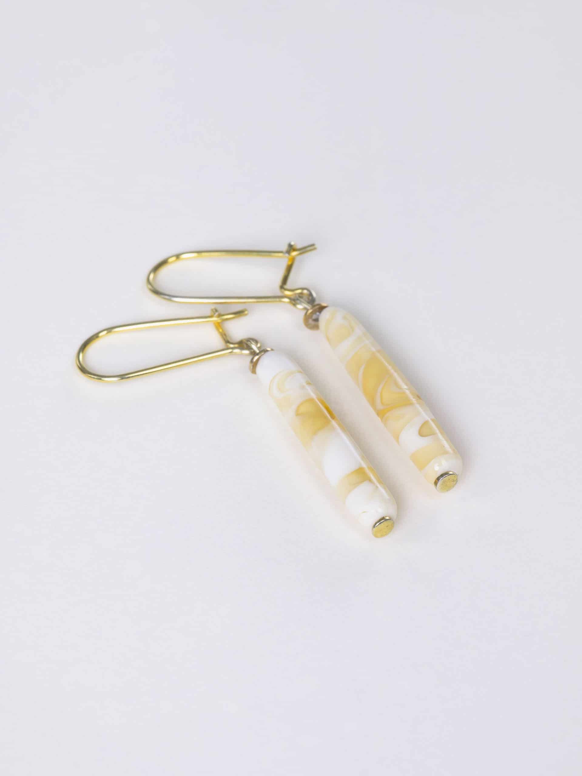 SAROCCA Glas Schmuck individuell nachhaltig Ohrringe beige gelb vergoldetes Silber