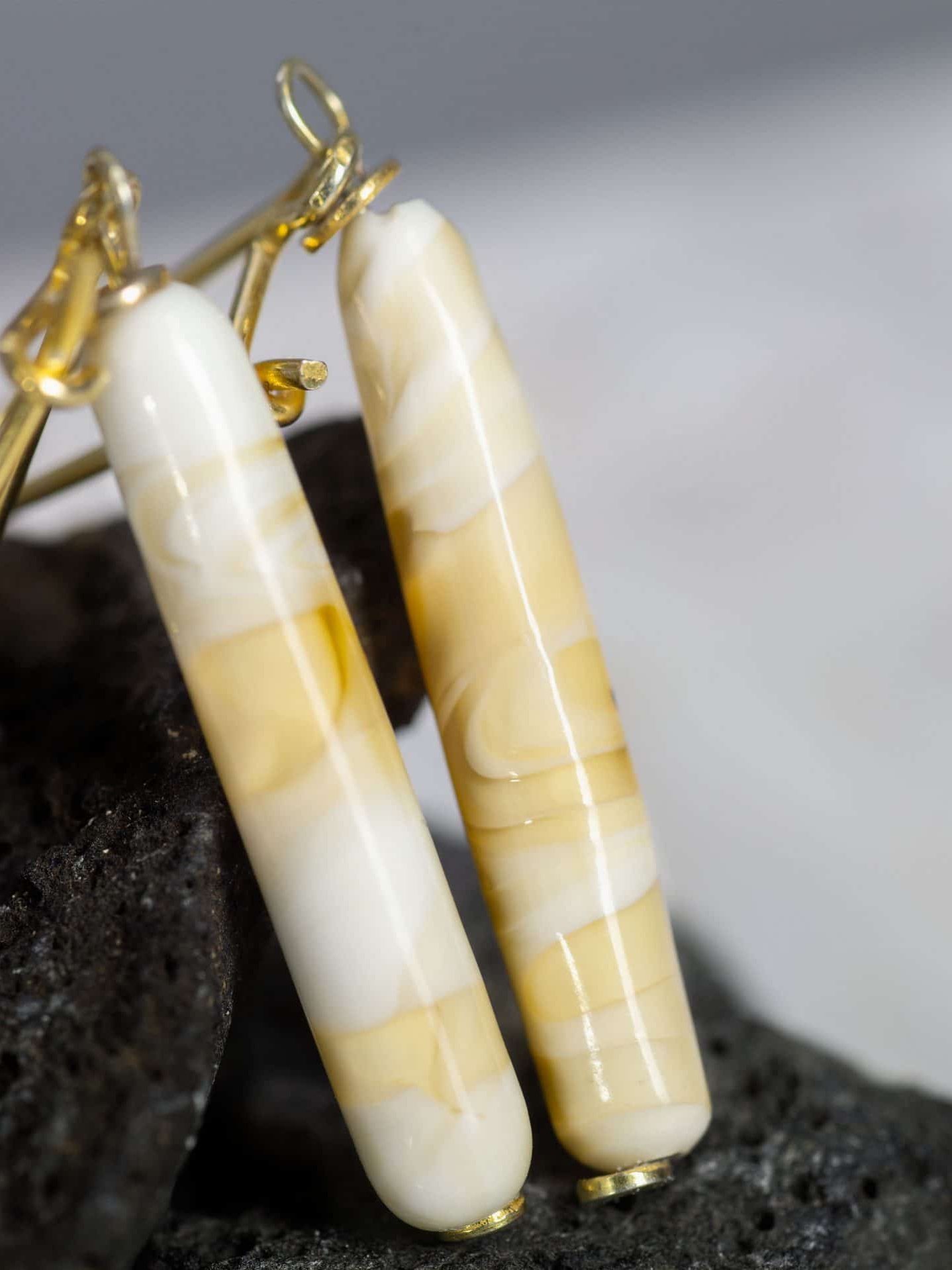 SAROCCA Glas Schmuck individuell nachhaltig Ohrringe beige gelb vergoldetes Silber